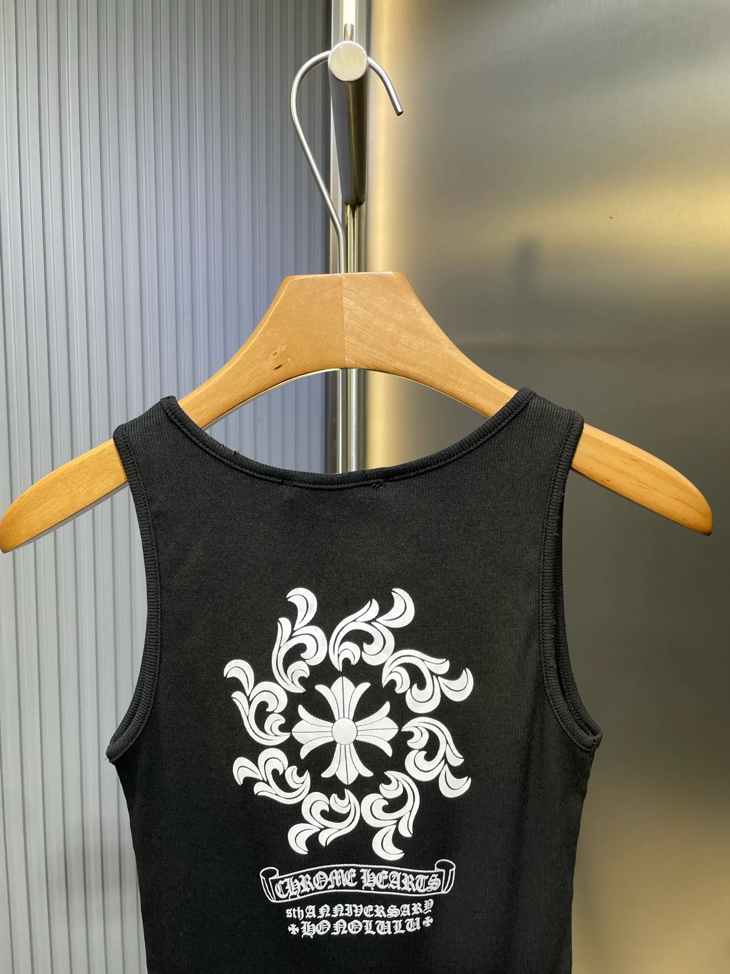 🅿️230 Come Hearts*🌟【Top replica】Cro Heart 25 new cross Sanskrit printed knitted vest. Made of high-weight imported yarn and high-elastic thread fabric. The body is designed with line splicing. The elasticity and slimming effect are particularly obvious. Minimalist style. The texture is online. Relaxed and comfortable. Wear alone or layered to have different styles. A must-have for everyone. Size: S/M/L